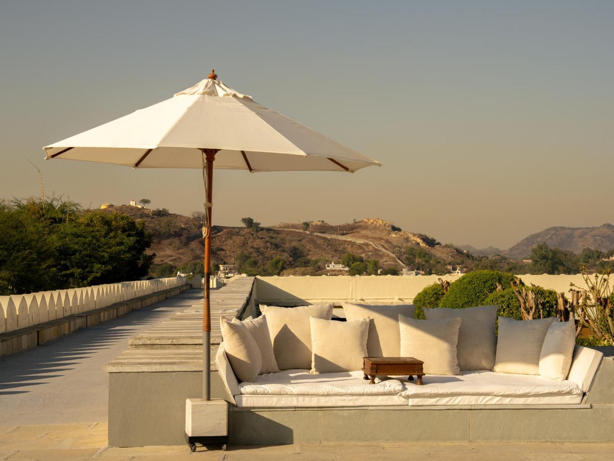 Hotel Raas Devigarh Delwāra Exteriér fotografie